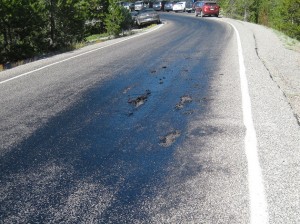 Fotografía que ilustra el derretimiento de las carreteras colindantes al volcán.