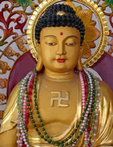 En el Budismo sus dioses utilizan el símbolo de la esvástica situada en el centro del pecho.