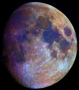La Luna tiene color no es blanco y negro solo.
